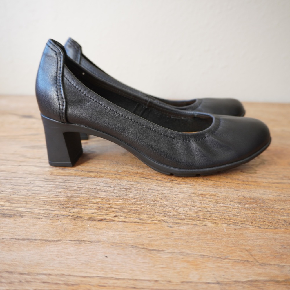 Clarks Women's Size 6.5 Black Pump Ultimate Comfort Block Heel Leather Round Toe